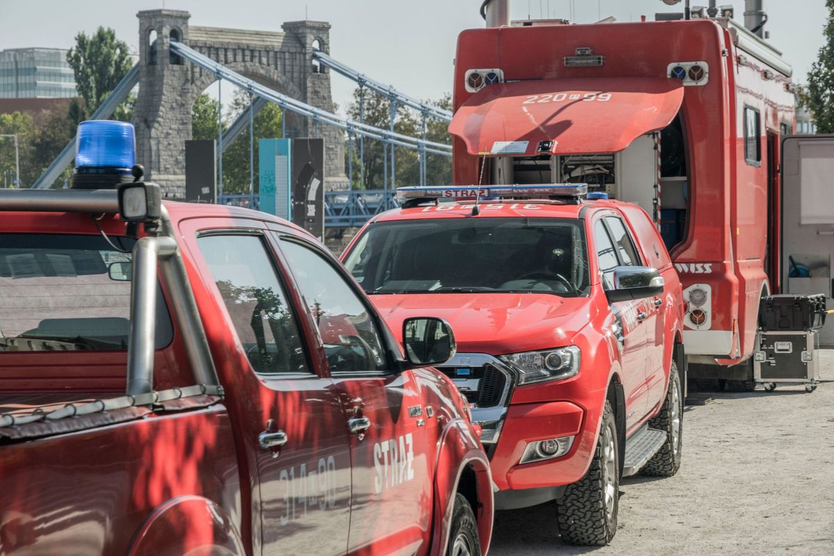 tow truck loading car