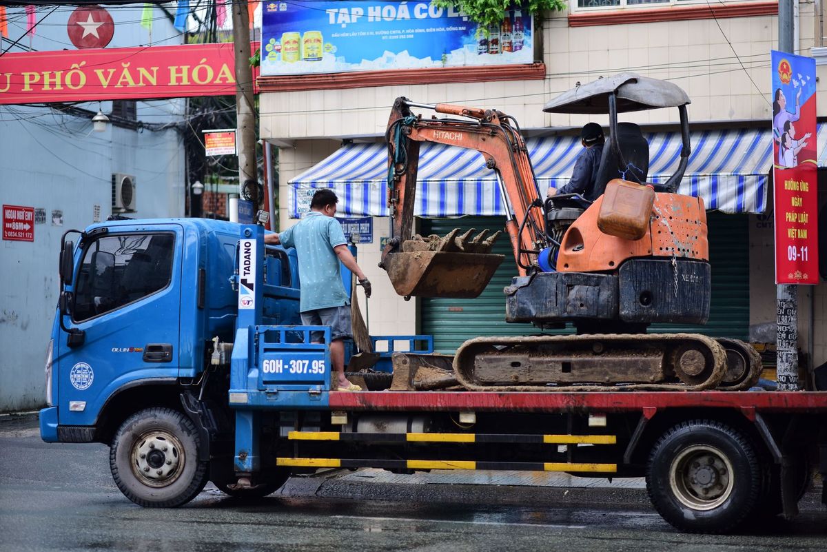 tow truck loading car