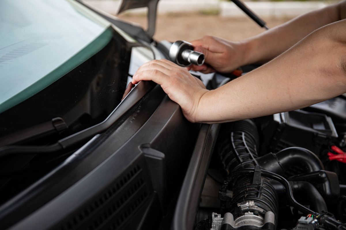 mechanic car engine diagnostic