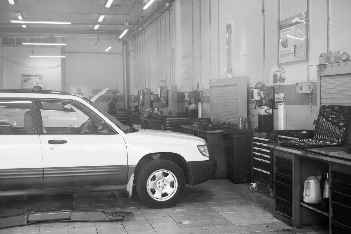 mechanic car engine diagnostic