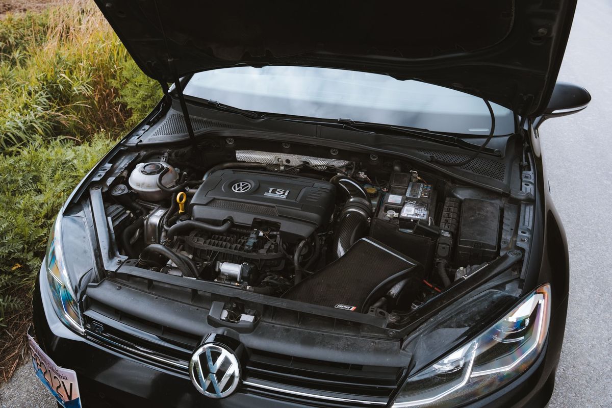 mechanic car engine diagnostic