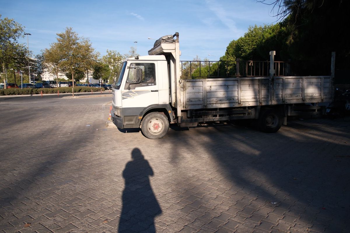 Car Won't Start in Parking Lot at Night: Is It Safe to Wait for a Tow?