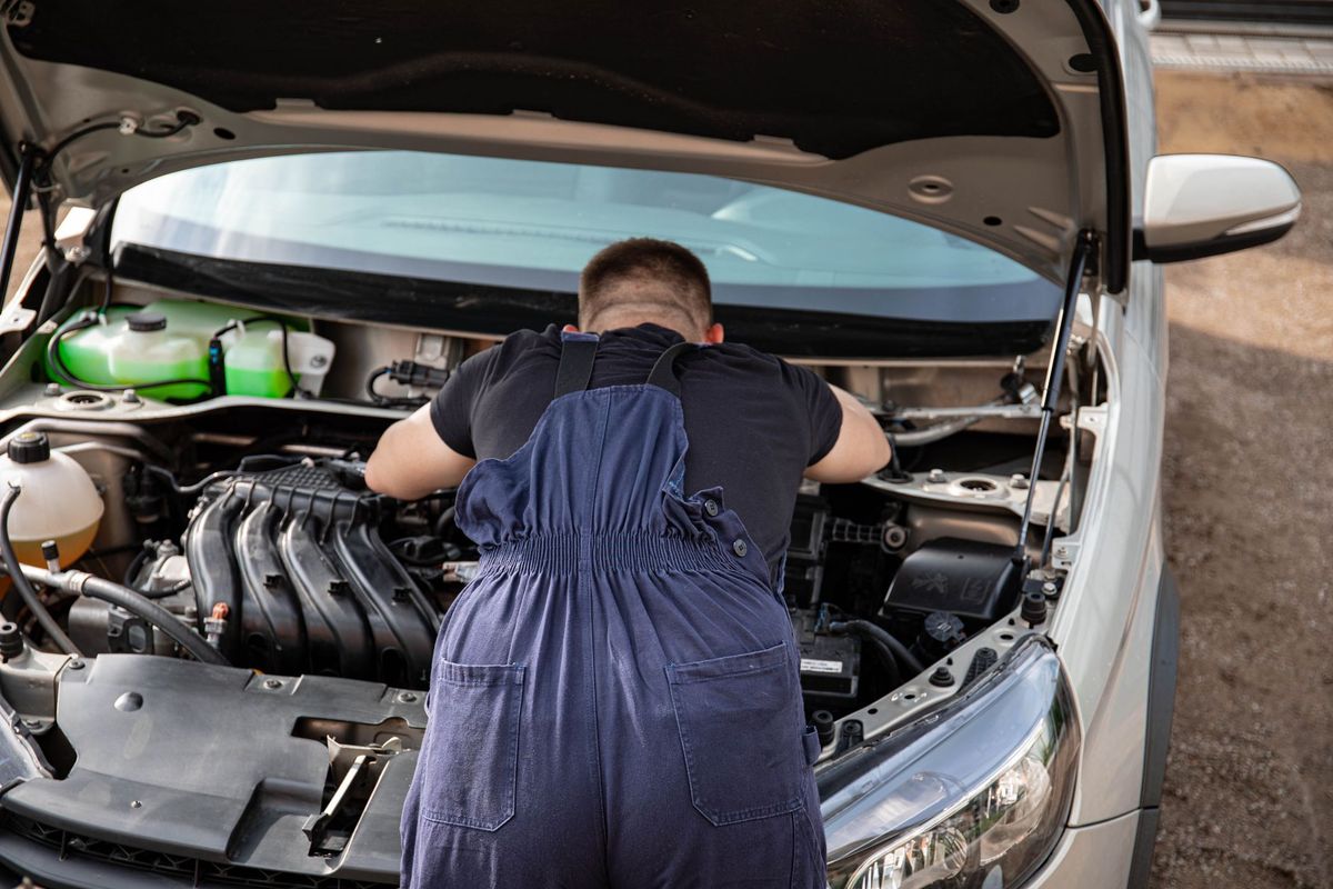 How to Signal for Help If Your Car Breaks Down and You Have No Phone