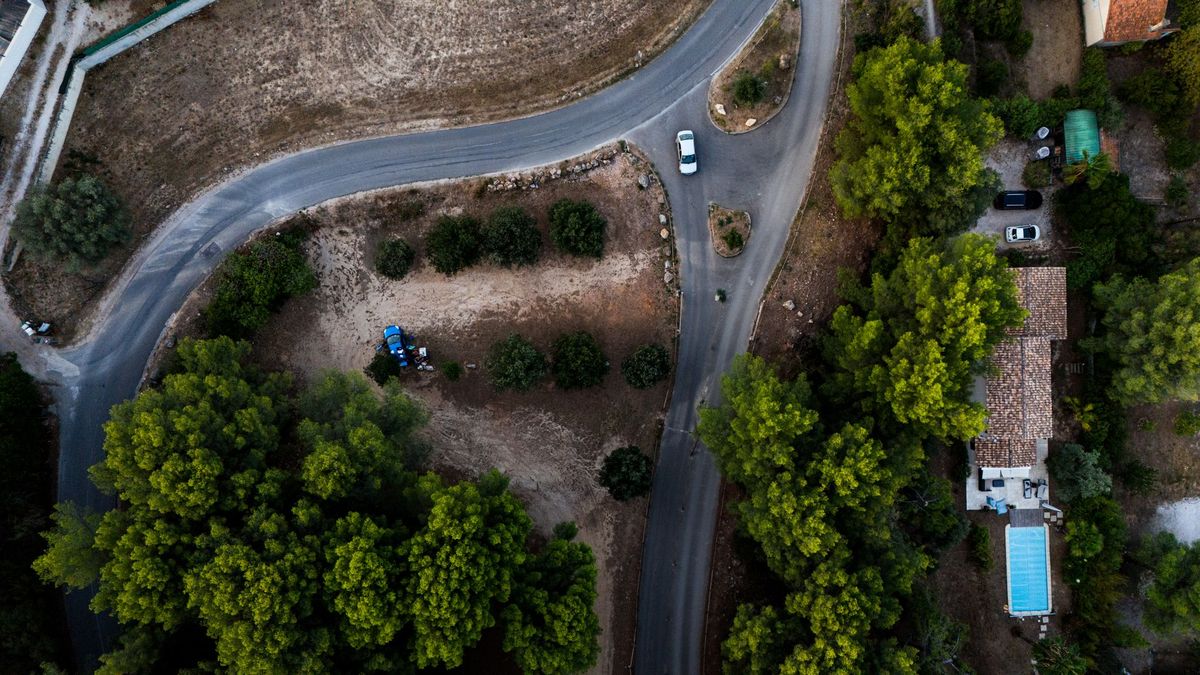 How to Stay Safe Waiting for a Tow Truck on the Highway