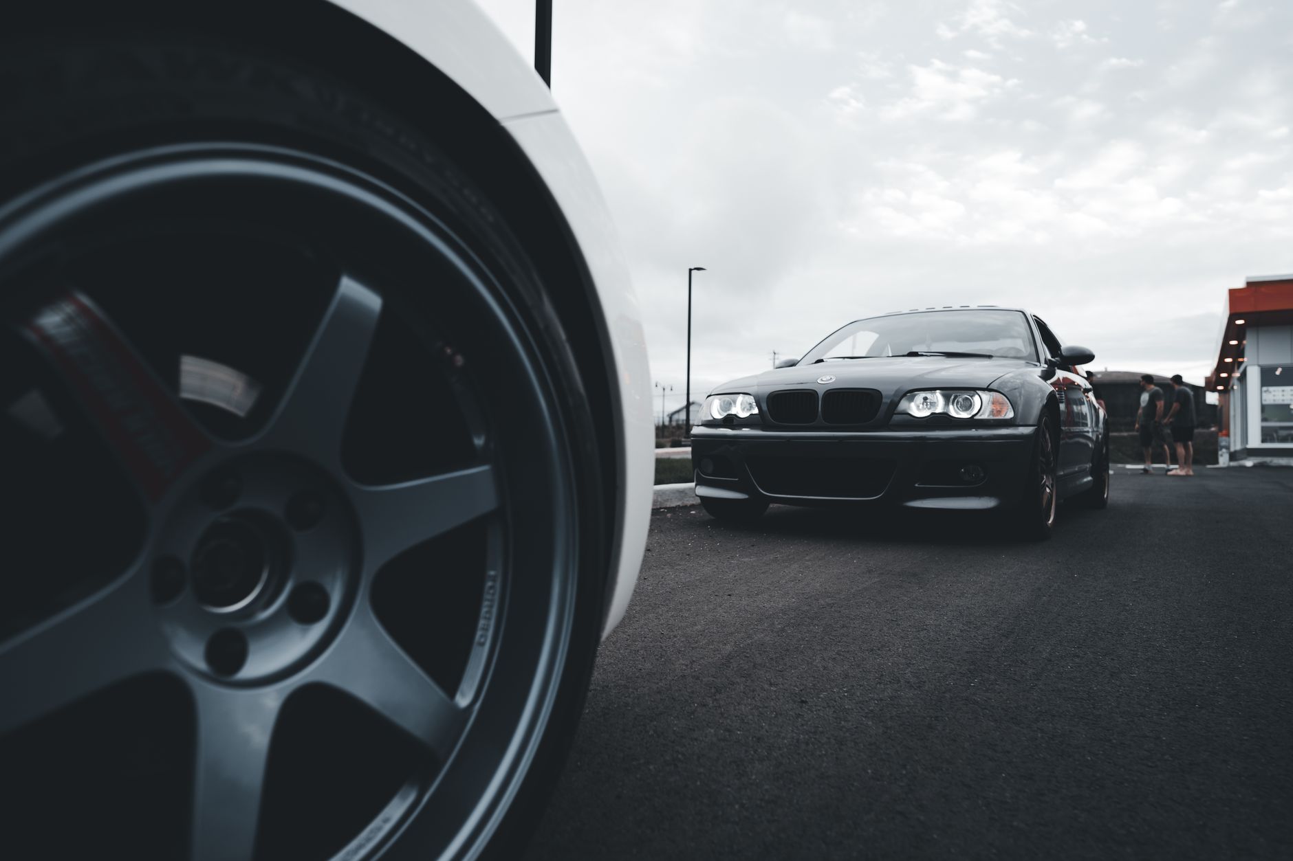 changing tire car