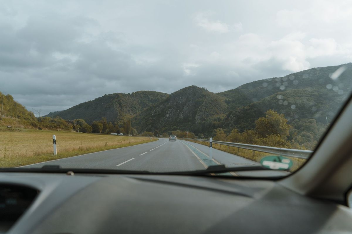 What to Do If Your Car Breaks Down on the Highway at Night Alone